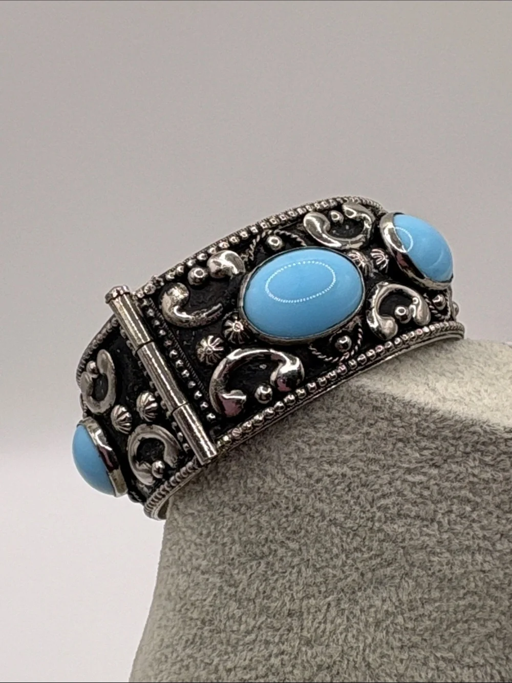 Vintage Southwestern Turquoise Blue Cabochon Silver Bangle Bracelet 7”